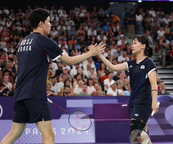 프랑스 파리 포르트드라샤펠 경기장에서 열린 2024 파리올림픽 배드민턴 혼합복식 8강전에서 서승재-채유정이 홍콩의 탕춘만-체잉슈 조에게 득점한 뒤 하이파이브를 하고 있다. 이날 경기에서 승리를 거둔 서승재-채유정은 김원호-정나은 조와 준결승에서 맞대결을 펼친다. 연합뉴스