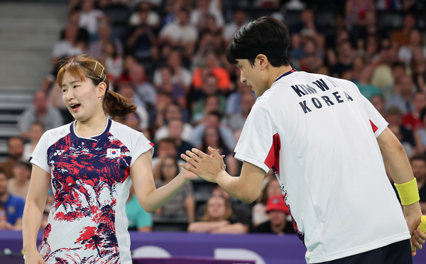  31일(현지시간) 프랑스 파리 포르트드라샤펠 경기장에서 열린 2024 파리올림픽 민턴 혼합복식 8강전에서 김원호-정나은이 말레이시아 천탕지에-토이웨이 조에게 득점한 뒤 환호하고 있다. 연합뉴스