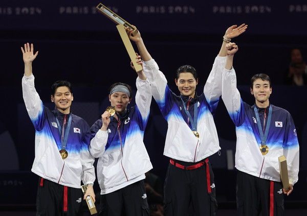 31일(현지시간) 프랑스 파리 그랑 팔레에서 열린 2024 파리올림픽 펜싱 남자 사브르 단체 결승 시상식에서 한국 구본길, 오상욱, 도경동, 박상원이 금메달을 목에 걸고 있다. 연합뉴스