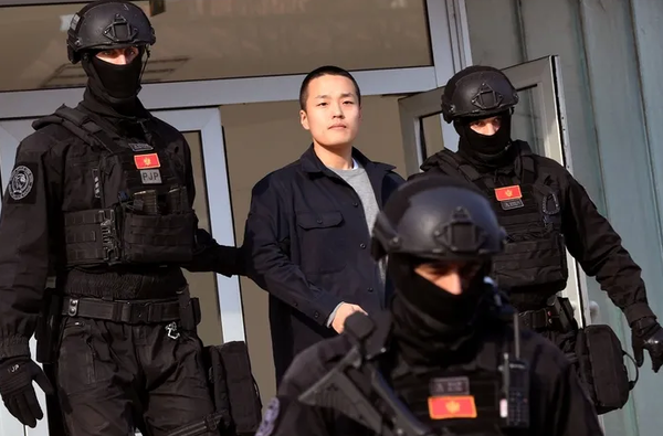 권도형 씨가 3월 23일(현지시간) 몬테네그로 수도 포드고리차에 있는 경찰청에서 조사받은 뒤 무장 경찰대에 이끌려 경찰청 밖으로 나오고 있다. 사진= AFP 연합뉴스 제공