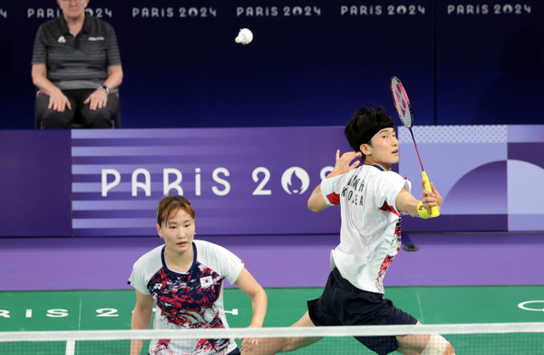 1일(현지시간) 프랑스 파리 라 샤펠 아레나에서 열린 2024 파리올림픽 배드민턴 혼합복식 준결승전에서 한국 김원호-정나은이 한국 서승재-채유정을 상대하고 있다. 김원호-정나은 조는 세트스코어 2-1(21-16 20-22 23-21)로 승리해 결승에 진출했다. 연합뉴스