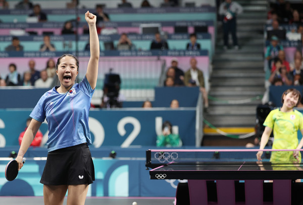 1일(현지시간) 프랑스 파리 사우스 파리 아레나에서 열린 2024 파리올림픽 탁구 여자 단식 8강전에서 한국 신유빈이 일본 히라노 미우를 상대로 득점 후 환호하고 있다. 연합뉴스