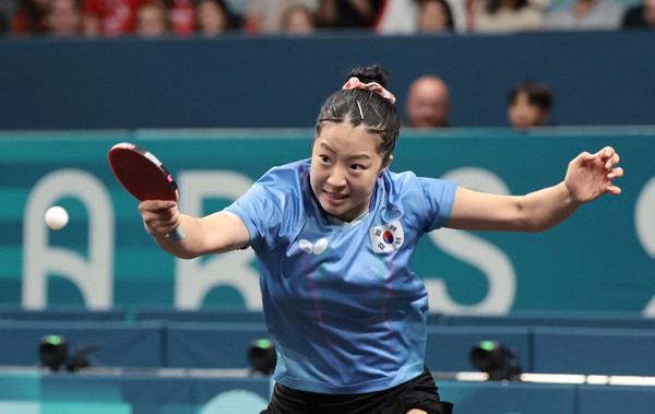 2일(현지시간) 프랑스 파리 사우스 파리 아레나에서 열린 2024 파리올림픽 탁구 여자 단식 4강전에서 한국 신유빈이 중국 천멍을 상대하고 있다.  연합뉴스