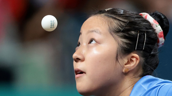 2일(현지시간) 프랑스 파리 사우스 파리 아레나에서 열린 2024 파리올림픽 탁구 여자 단식 4강전에서 한국 신유빈이 중국 천멍을 상대로 서브를 넣고 있다.  연합뉴스