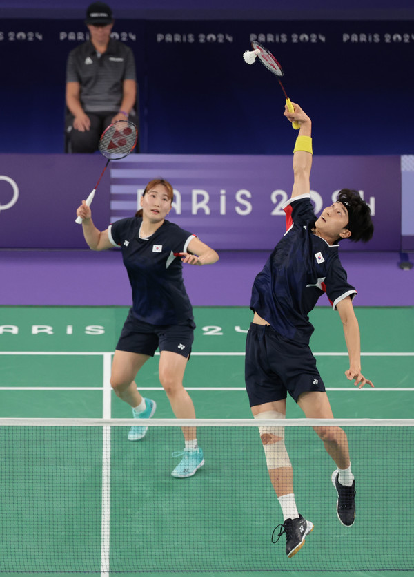 배드민턴 혼합복식 결승전에서 김원호-정나은 조가 중국 정쓰웨이-황야충 조를 상대로 경기를 펼치고 있다. 사진= 연합뉴스 제공