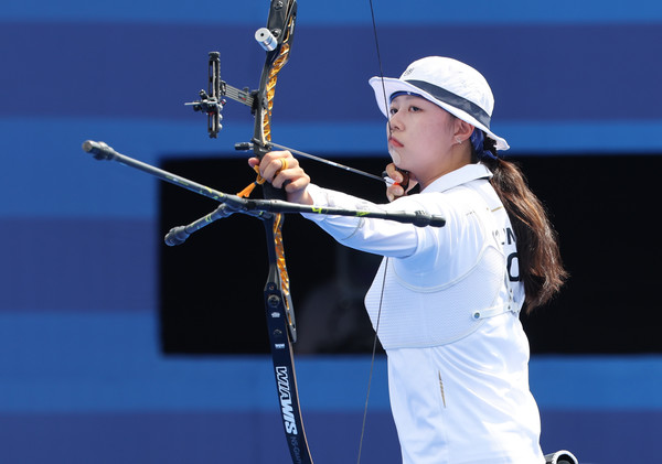  2일(현지시간) 프랑스 파리 레쟁발리드에서 열린 2024 파리올림픽 양궁 혼성 단체전 인도와의 준결승에서 한국 임시현이 과녁을 조준하고 있다. 연합뉴스