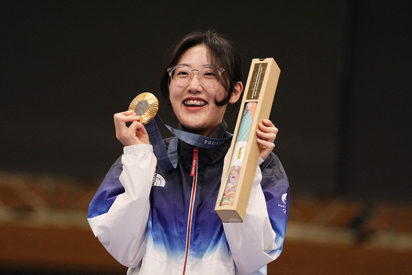 파리올림픽 사격 25m 권총에서 금메달을 차지한 양지인이 메달을 목에 걸고 환하게 웃고 있다. 로이터 연합뉴스