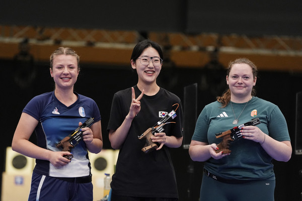 파리올림픽 사격 25m 권총에서 금메달을 차지한 양지인이 시상대에서 메달을 목에 걸고 은메달 동메달을 딴 선수들과 환하게 웃고 있다. 로이터 연합뉴스