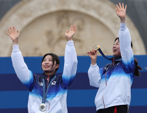 3일(현지시간) 프랑스 파리 레쟁발리드에서 열린 2024 파리올림픽 양궁 여자 개인전 시상식에서 나란히 금·은메달을 차지한 임시현과 남수현이 관중을 향해 손을 흔들고 있다.  연합뉴스