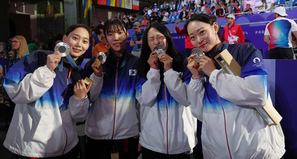 3일 오후(현지시간) 프랑스 파리 그랑팔레에서 열린 2024 파리 올림픽 펜싱 여자 사브르 단체전 결승전에서 은메달을 획득한 한국 선수들이 기념촬영을 하고 있다. 연합뉴스