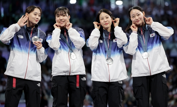3일 오후(현지시간) 프랑스 파리 그랑팔레에서 열린 2024 파리 올림픽 펜싱 여자 사브르 단체전 시상식에서 은메달을 획득한 우리 대표팀 윤지수, 전하영, 전은혜, 최세빈이 건곤감리 모양을 맞춘 귀걸이 세리머니를 하고 있다. 연합뉴스