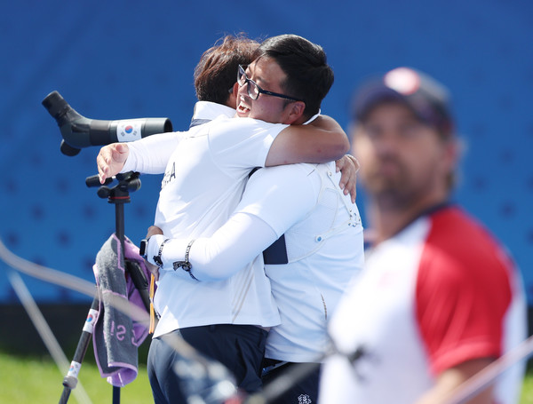 4일(현지시간) 프랑스 파리 레쟁발리드에서 열린 2024 파리올림픽 양궁 남자 개인전 결승전에서 승리해 금메달을 차지한 한국 김우진이 기뻐하고 있다. 사진=연합뉴스 제공