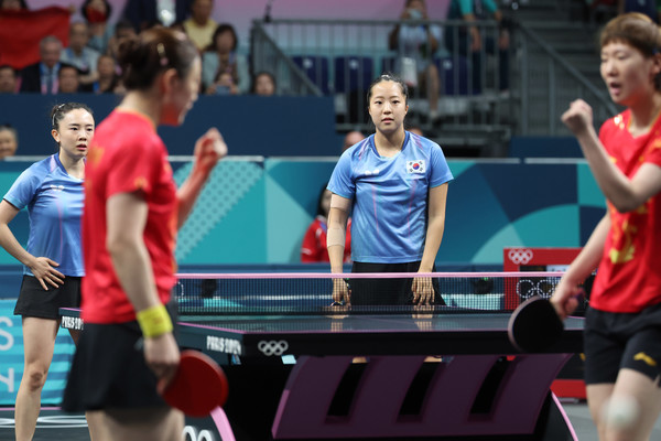 8일(한국시간) 프랑스 파리 사우스파리 아레나에서 열린 2024 파리올림픽 탁구 여자 단체전 4강전 한국과 중국의 경기. 한국 전지희-신유빈이 중국 천멍-왕만위를 상대로 1경기를 내주며 아쉬워하고 있다. 사진= 연합뉴스 제공