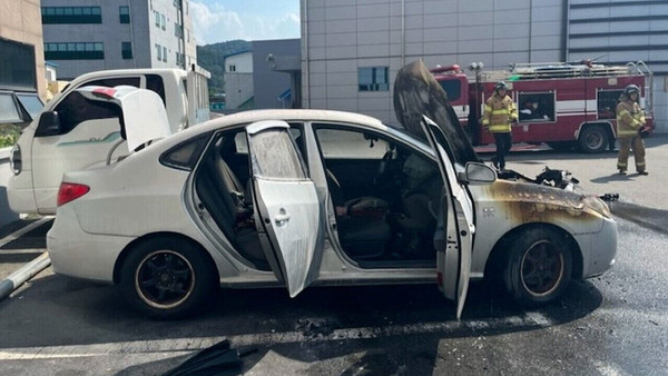 10일 오후 2시 48분쯤 경북 고령군 대가야읍 한 주차장에 주차된 차에서 불이 나 엔진룸이 모두 불탔다. 경북소방본부 제공