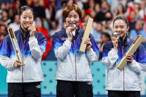 10일(현지시간) 프랑스 파리 사우스 파리 아레나에서 열린 2024 파리올림픽 여자 단체전 동메달 결정전에서 독일을 꺾고 승리한 한국팀 신유빈 (왼쪽부터) , 이은혜, 전지희가 시상대에 올라 동메달을 손에 들고 미소 짓고 있다.연합뉴스
