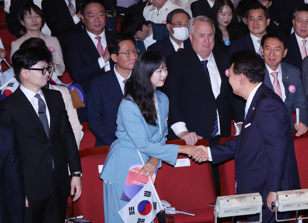 윤석열 대통령이 15일 서울 종로구 세종문화회관에서 열린 제79주년 광복절 경축식에서 퇴장하며 파리올림픽 양궁 금메달리스트 임시현과 악수하고 있다. 왼쪽은 국민의힘 한동훈 대표. 대통령실통신사진기자단