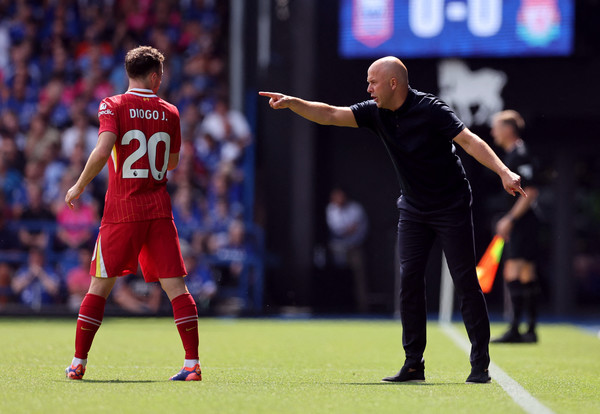 아르네 슬롯(오른쪽) 리버풀 감독이 디에고 조타에 전술을 지시하고 있다. 사진= 로이터 연합뉴스 제공