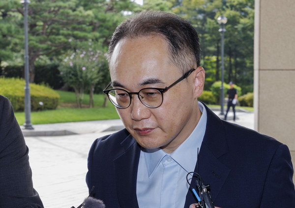 이원석 검찰총장이 23일 오전 서울 서초구 대검찰청에서 취재진의 질문을 받으며 출근하고 있다.  연합뉴스