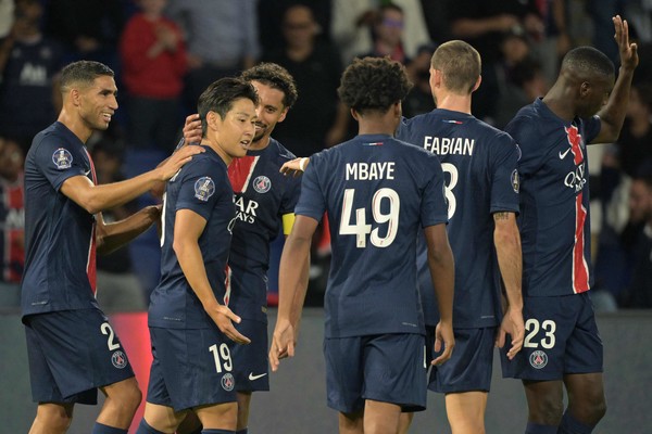 후반전 81분 득점에 성공한 이강인(왼쪽 두 번째)이 동료들의 축하를 받고 있다. 사진= AFP 연합뉴스 제공 