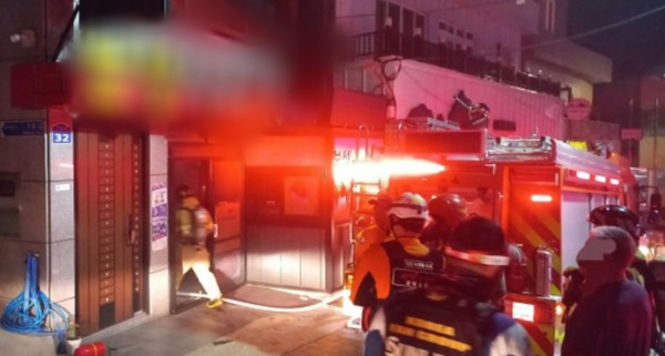 ▲24일 오전 2시 41분께 울릉군 울릉읍 도동리의 한 식당서 불이 나 소방당국이 진화작업을 벌이고 있다 . 경북소방본부 제공