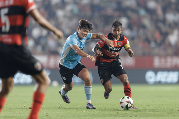 포항스틸러스와 대구FC와의 맞대결이 24일 포항스틸야드에서 열린 가운데 대구 황재원(하늘색 유니폼)이 포항 완델손과 볼 경합을 펼치고 있다. 한국프로축구연맹 제공