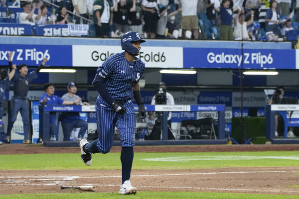 삼성라이온즈 디아즈가 지난 25일 대구 삼성라이온즈파크에서 열린 2024 신한은행 SOL 뱅크 KBO리그 롯데 자이언츠와의 맞대결에서 6회말 3점포를 터트리며 자신의 타구를 바라보고 있다. 삼성라이온즈 제공