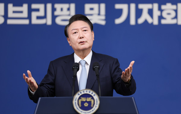 윤석열 대통령은 29일 최근 불거진 국민의힘 한동훈 대표와의 갈등설과 관련해 "당정 간에 전혀 문제가 없다"고 말했다. 연합뉴스