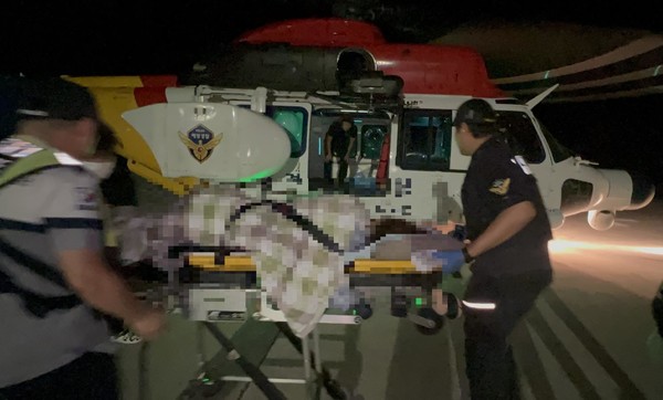 환자 이송 중인 동해해경. 동해지방해양경찰청 제공