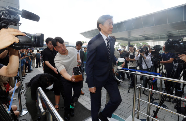 조국혁신당 조국 대표가 31일 오전 참고인 신분으로 검찰 조사를 받기 위해 전주지검 청사로 들어가고 있다. 연합뉴스