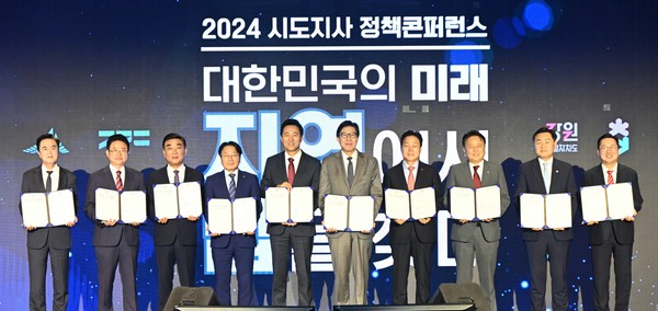 오세훈 서울시장(왼쪽 다섯 번째)이 10일 서울 종로구 포시즌스호텔에서 열린 에서 참석자들과 기념 촬영하고 있다.  연합뉴스