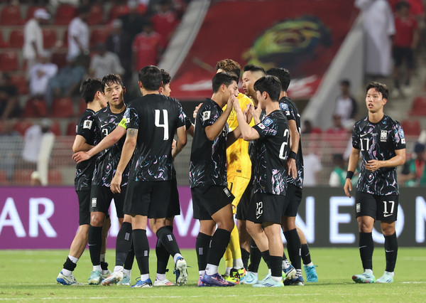 10일 오후(현지시간) 무스카트 술탄 카부스 경기장에서 열린 북중미 월드컵 3차 예선 대한민국과 오만의 경기에서 3-1로 승리한 한국 선수들이 기뻐하고 있다. 사진= 연합뉴스 제공