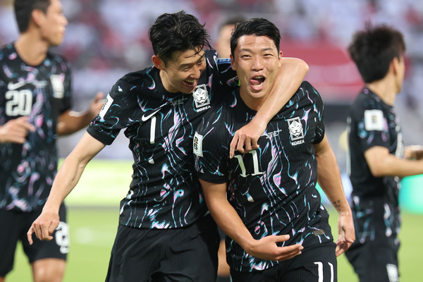 선제골을 성공시킨 황희찬(오른쪽)이 손흥민과 기쁨의 세리머니를 펼치고 있다. 사진= 연합뉴스 제공