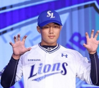 대구고 좌완 투수 배찬승이 11일 서울 롯데호텔 월드 크리스탈 볼룸에서 열린 2025 KBO 신인드래프트에서 1라운드 전체 3순위로 삼성라이온즈의 지명을 받은 후 기념촬영을 하고 있다. 삼성라이온즈 제공