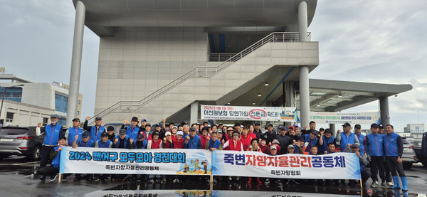 울진죽변수협은 지난 7월 5일 죽변자망자율관리공동체회원 등 100여 명이 참여한 가운데 각 항·포구 및 해안가에 방치된 폐어구를 수거하며 정화활동을 실시했다. 울진죽변수협 제공