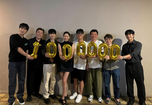 류승완 감독과 황정민, 정해인, 장윤주, 안보현 등 배우들이 '베테랑2' 100만 돌파 인증샷을 찍고 있다. CJ ENM 제공