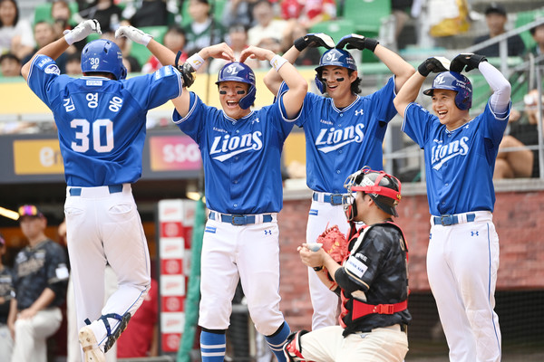 프로야구 삼성라이온즈가 이틀 연속 난타전을 펼쳤지만 불펜 투수들이 난조를 보이면서 SSG랜더스에 9대14로 패했다. 사진은 15일 인천 SSG랜더스필드에서 열린 SSG와의 맞대결에서 김영웅이 6회초 만루홈런을 친 후 홈으로 들어오고 있다. 삼성라이온즈 제공