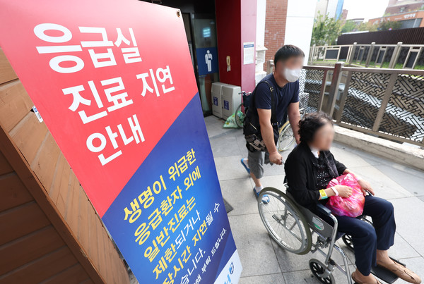  추석 연휴인 18일 오전 서울 시내 한 대형병원 응급의료센터에 응급실 진료 지연 안내문이 놓여 있다.  연합뉴스