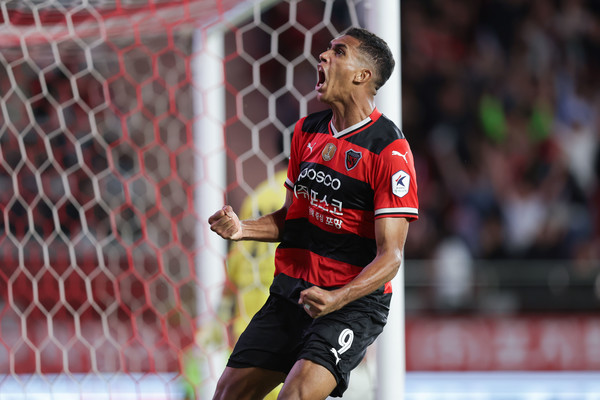 포항스틸러스 조르지가 22일 포항스틸야드에서 펼쳐진 강원FC와의 맞대결에서 후반 추가시간 극적인 골을 기록한 후 포효하고 있다. 한국프로축구연맹 제공