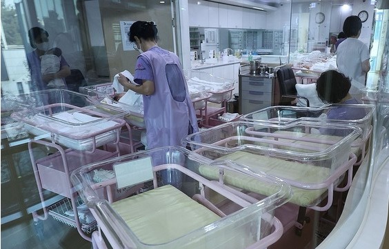 지난해 말 기준 전국에 운영 중인 산후조리원의 절반이 넘는 56.4%가 수도권에 집중된 것으로 집계됐다. 연합뉴스