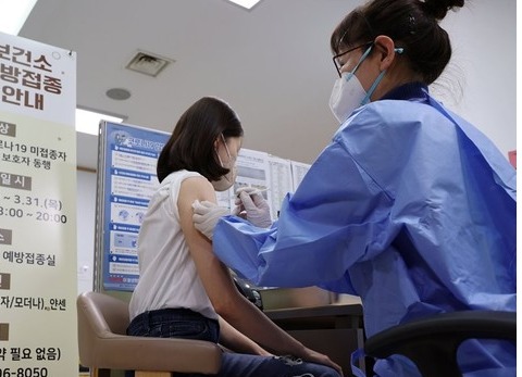 경북도는 코로나19 유행에 대비해 10월 11일부터 65세 이상 어르신, 생후 6개월 이상 면역저하자, 감염 취약 시설 입원·입소자를 대상으로 코로나19 예방접종(일반 국민은 유료 접종)을 한다. 연합뉴스