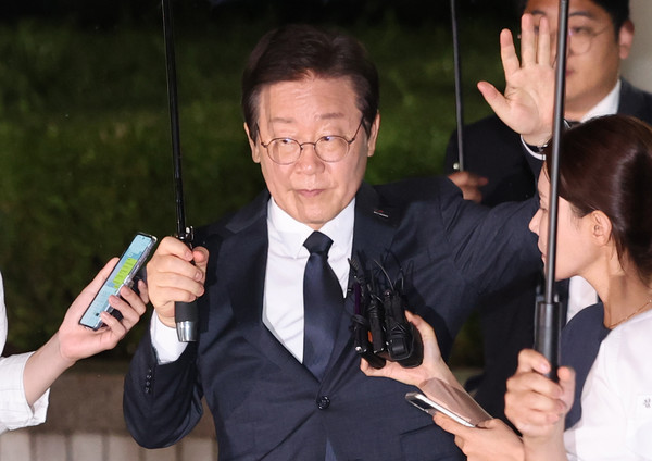 대선 과정에서 허위 발언을 한 혐의로 기소된 더불어민주당 이재명 대표가 지난 20일 오후 서울 서초구 서울중앙지방법원에서 열린 공직선거법 위반 1심 결심 공판을 마친 뒤 법원 청사를 나서고 있다. 사진= 연합뉴스 제공