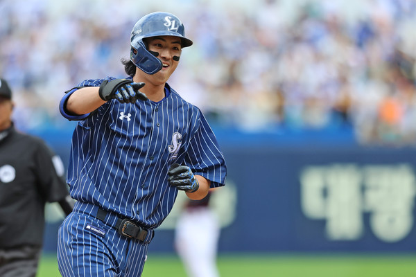 삼성라이온즈 '캡틴' 구자욱이 데뷔 12년 만에 첫 KBO 월간 MVP(최우수선수)로 선정됐다. 삼성라이온즈 제공