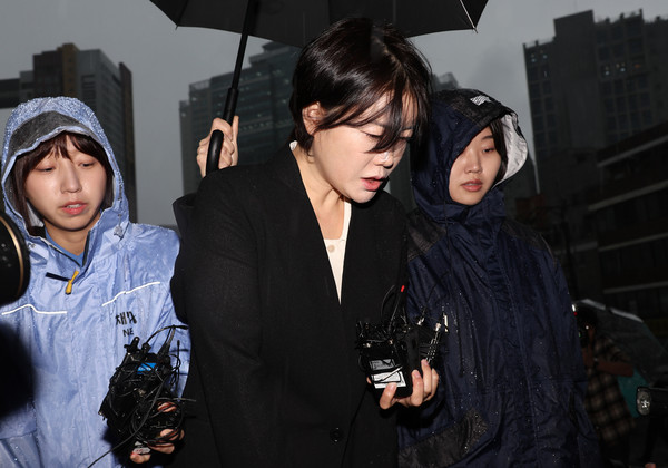 음주운전 사고를 일으킨 문재인 전 대통령의 딸 다혜 씨가 18일 오후 서울 용산경찰서로 출석하며 취재진 질문에 답하고 있다. 연합뉴스