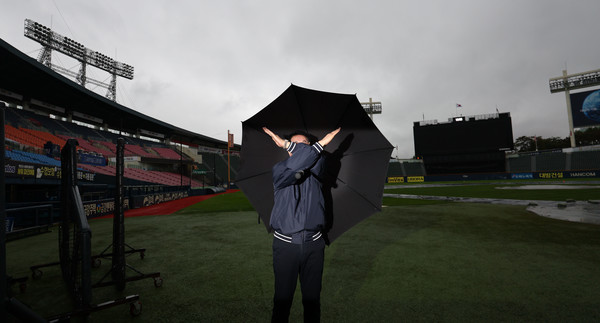 18일 2024 신한 SOL뱅크 KBO 포스트시즌 플레이오프 4차전 LG 트윈스와 삼성 라이온즈의 경기가 예정됐던 서울 잠실야구장에서 김시진 KBO 경기감독관이 우천 취소를 알리고 있다. 연합뉴스