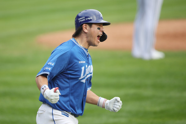 프로야구 삼성라이온즈와 LG트윈스의 플레이오프 4차전이 19일 서울잠실구장에서 열린 가운데 삼성 강민호가 8회초 0의 균형을 깨는 솔로포를 친 후 포효하고 있다. 삼성라이온즈 제공