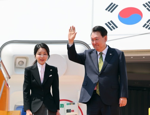 한일 정상회담과 아세안 정상회의 관련 일정을 마친 윤석열 대통령과 부인 김건희 여사가 지난 11일(현지시간) 라오스 비엔티안 왓타이 국제공항에서 귀국하기 전 전용기인 공군 1호기에 올라 인사하고 있다. 연합뉴스
