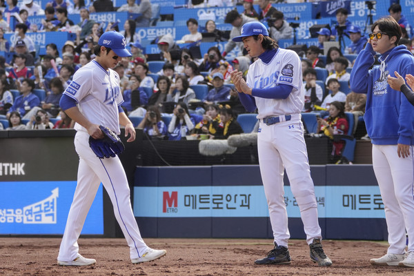 마운드에서 내려오고 있는 삼성 원태인(사진 왼쪽)이 구자욱(가운데)의 격려를 받고 있다. 삼성라이온즈 제공