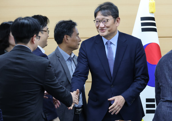 권기섭 경제사회노동위원회 위원장이 28일 서울 종로구 경사노위에서 교원근로시간면제심의위원회 위원들과 인사하고 있다. 연합뉴스