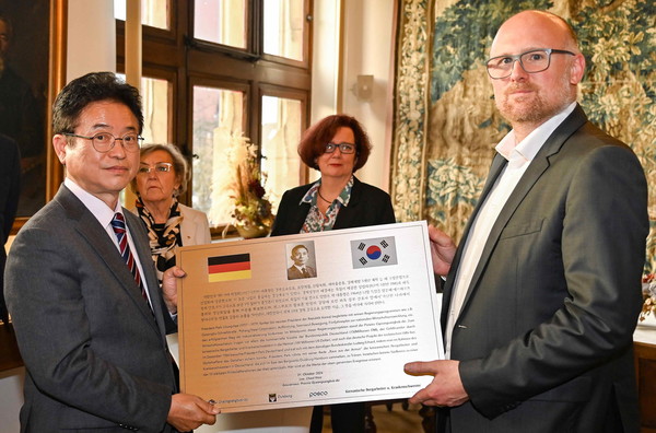 이철우 경북도지사가 지난달 31일 독일 뒤스부르크 시장을 만나 박정희 대통령 방독 60주년 현판을 전달하고 있다. 경북도 제공