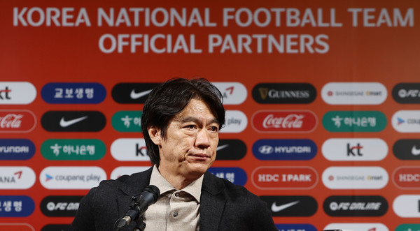 홍명보 축구 국가대표팀 감독이 4일 오전 서울 종로구 축구회관에서 2026 북중미 월드컵 아시아 3차 예선 B조 5, 6차전에 나설 대표 선수 명단을 발표한 뒤 취재진의 질문을 듣고 있다. 연합뉴스